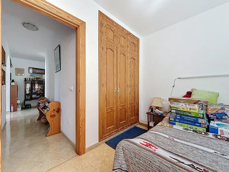 Nestled in the gentle hills of Canillas de Aceituno, this inviting chalet is a true retreat for nature lovers, those seeking peace, and families alike. Surrounded by approximately 5,000 m2 of private land, it offers breathtaking panoramic views of the uns