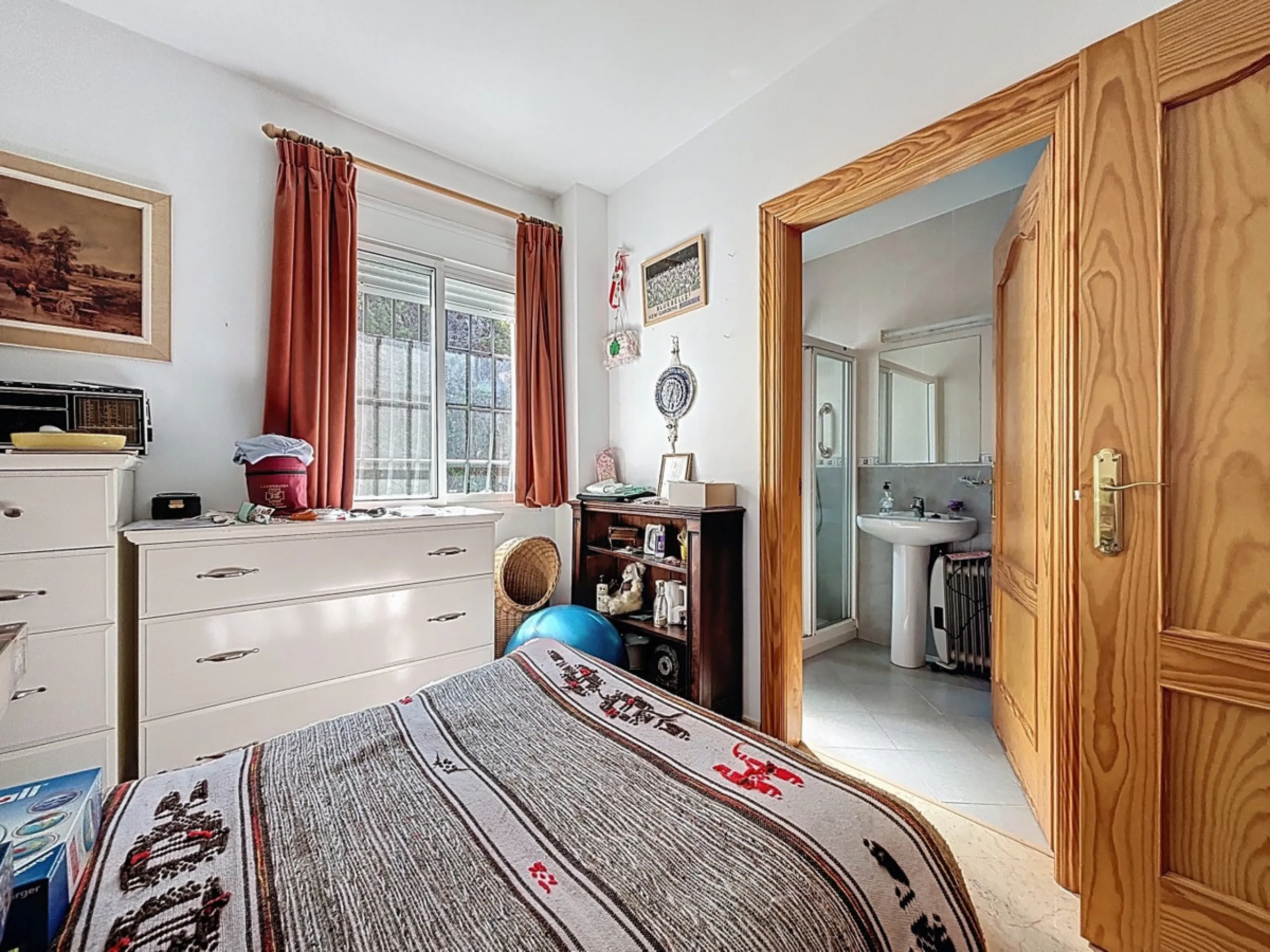 Nestled in the gentle hills of Canillas de Aceituno, this inviting chalet is a true retreat for nature lovers, those seeking peace, and families alike. Surrounded by approximately 5,000 m2 of private land, it offers breathtaking panoramic views of the uns