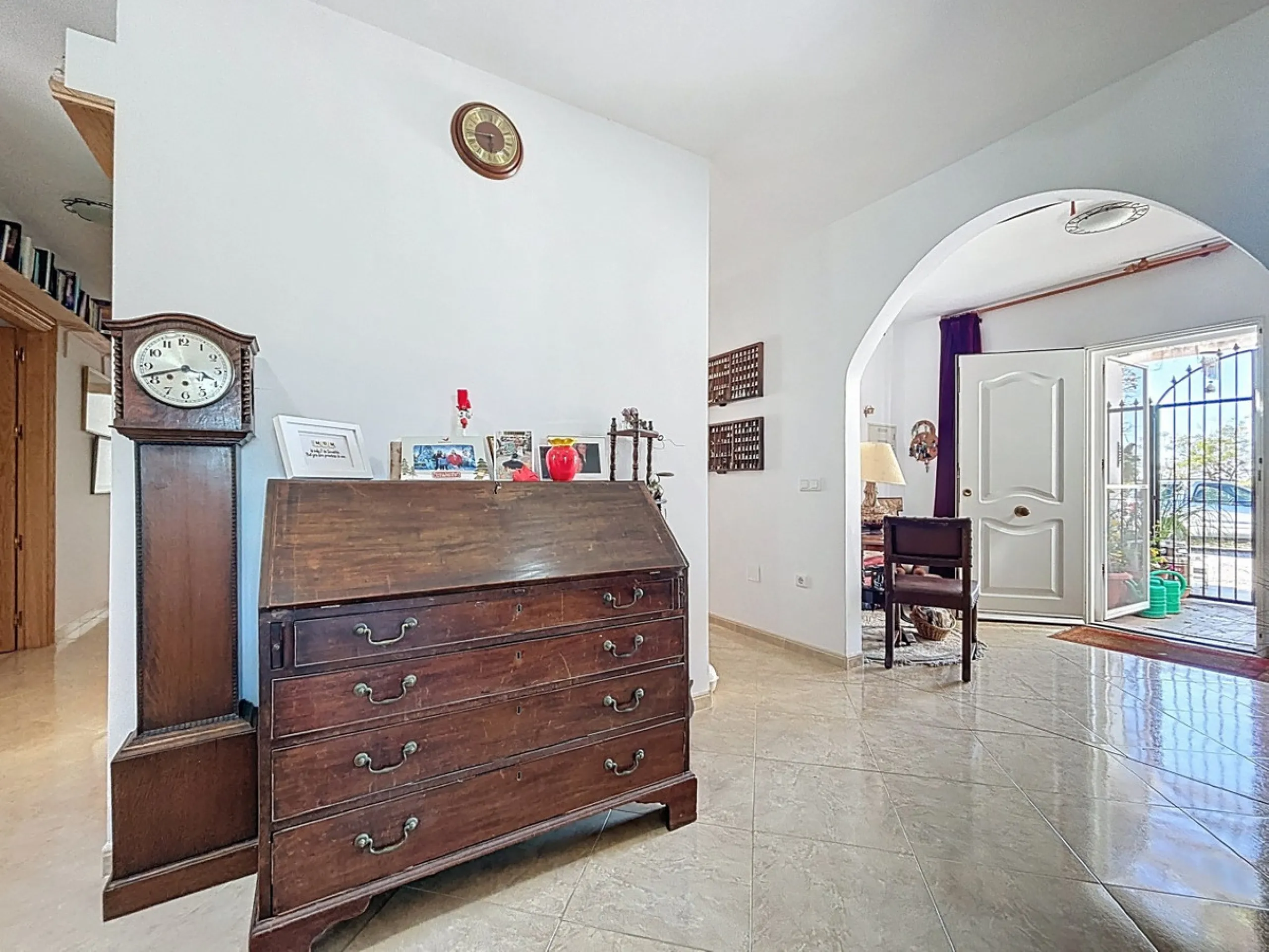 Nestled in the gentle hills of Canillas de Aceituno, this inviting chalet is a true retreat for nature lovers, those seeking peace, and families alike. Surrounded by approximately 5,000 m2 of private land, it offers breathtaking panoramic views of the uns