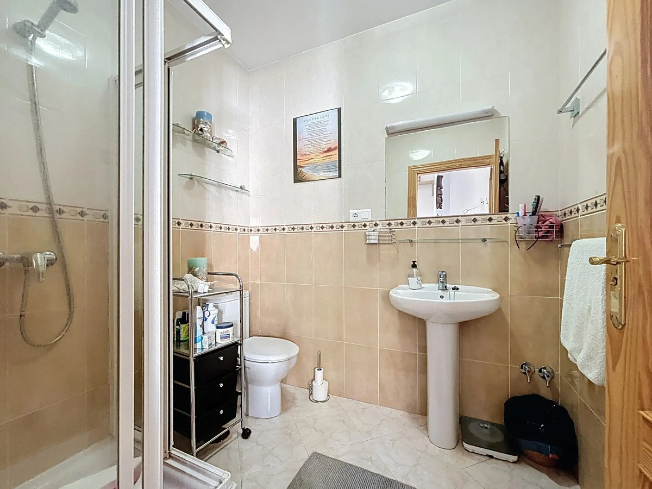 Nestled in the gentle hills of Canillas de Aceituno, this inviting chalet is a true retreat for nature lovers, those seeking peace, and families alike. Surrounded by approximately 5,000 m2 of private land, it offers breathtaking panoramic views of the uns