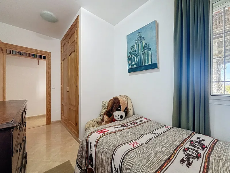 Nestled in the gentle hills of Canillas de Aceituno, this inviting chalet is a true retreat for nature lovers, those seeking peace, and families alike. Surrounded by approximately 5,000 m2 of private land, it offers breathtaking panoramic views of the uns