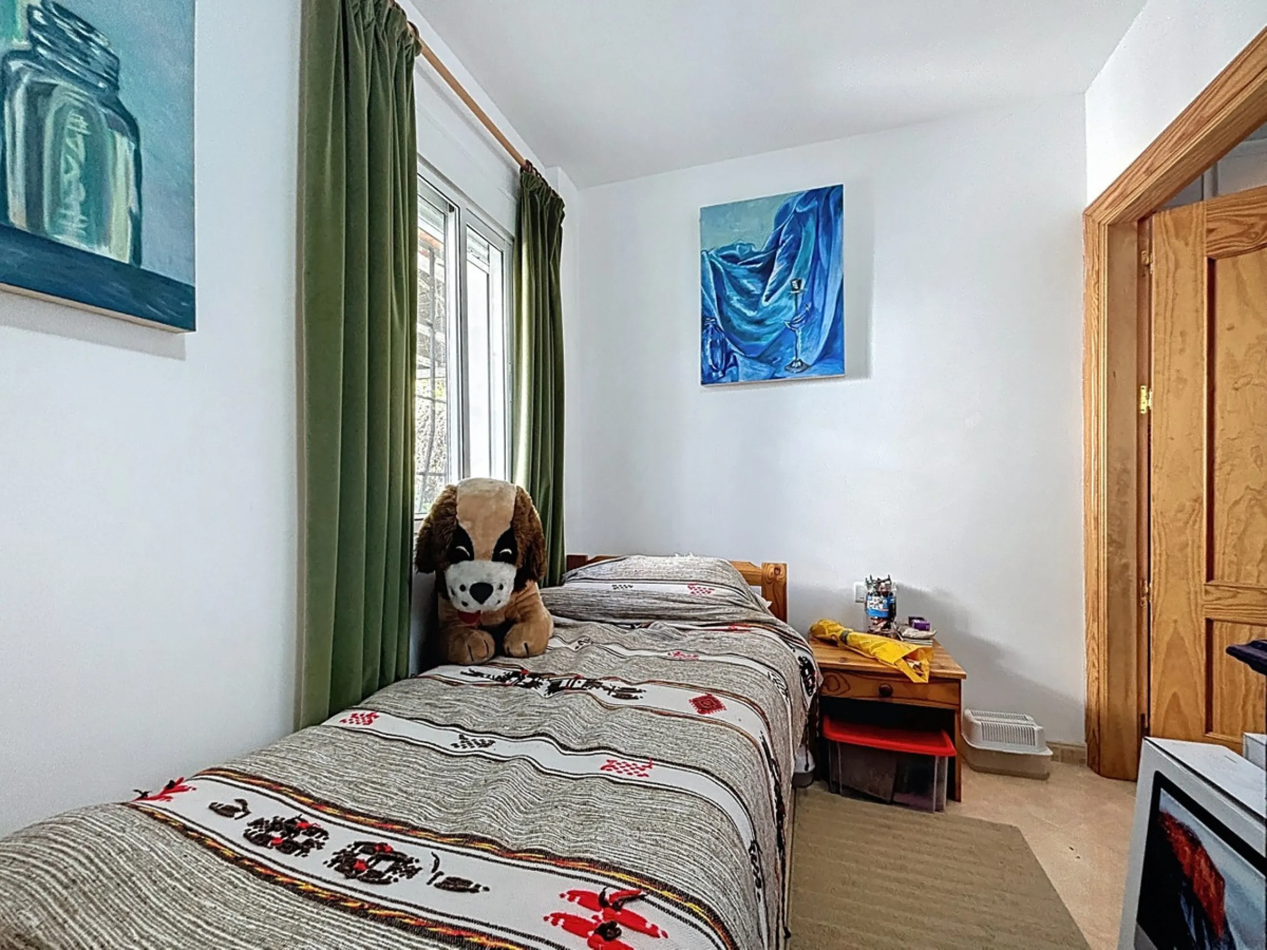 Nestled in the gentle hills of Canillas de Aceituno, this inviting chalet is a true retreat for nature lovers, those seeking peace, and families alike. Surrounded by approximately 5,000 m2 of private land, it offers breathtaking panoramic views of the uns