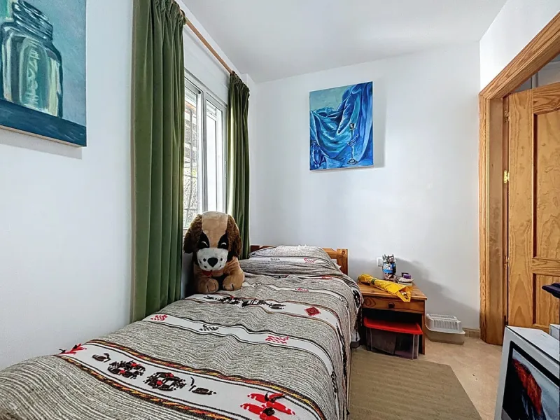 Nestled in the gentle hills of Canillas de Aceituno, this inviting chalet is a true retreat for nature lovers, those seeking peace, and families alike. Surrounded by approximately 5,000 m2 of private land, it offers breathtaking panoramic views of the uns