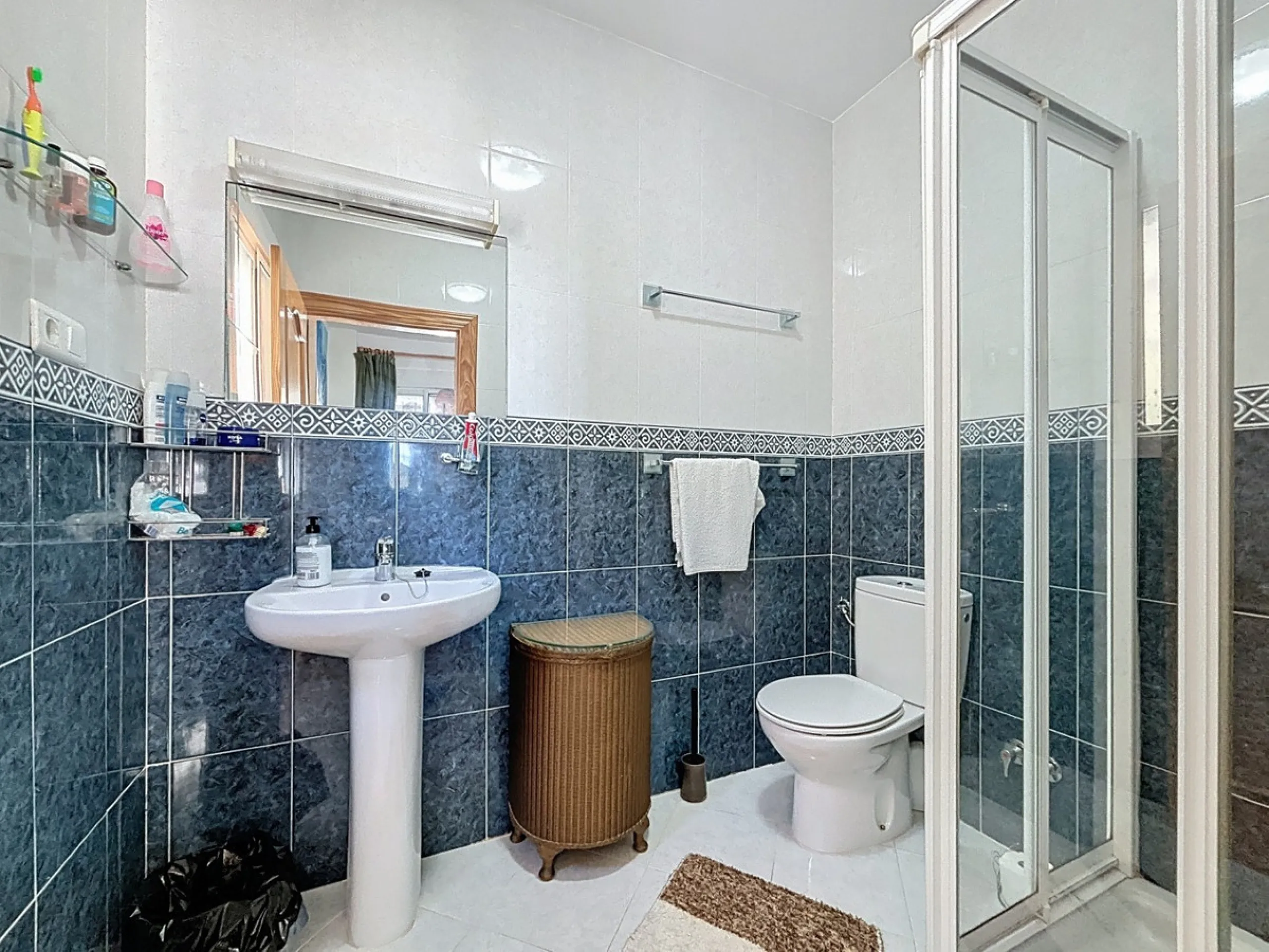 Nestled in the gentle hills of Canillas de Aceituno, this inviting chalet is a true retreat for nature lovers, those seeking peace, and families alike. Surrounded by approximately 5,000 m2 of private land, it offers breathtaking panoramic views of the uns