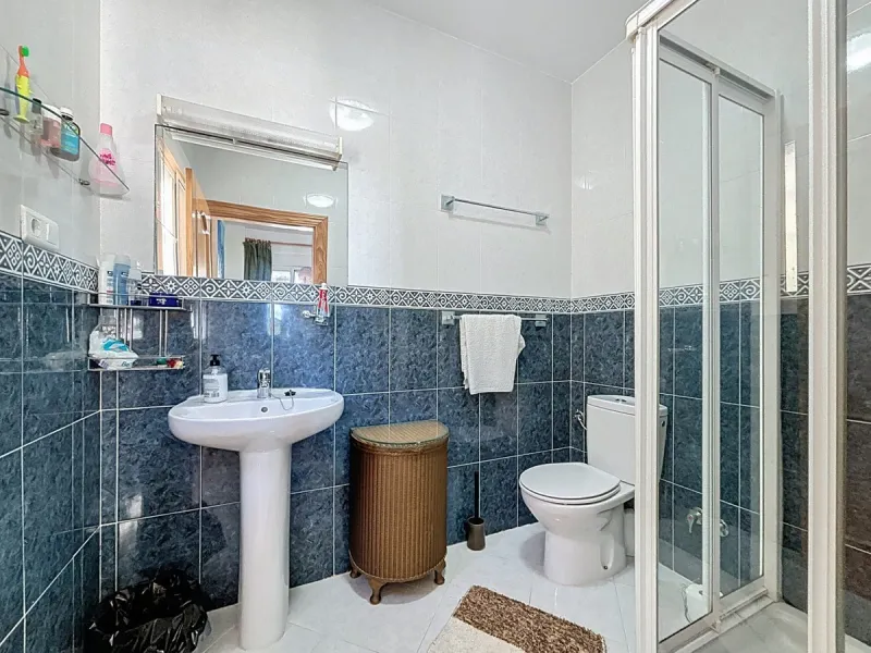 Nestled in the gentle hills of Canillas de Aceituno, this inviting chalet is a true retreat for nature lovers, those seeking peace, and families alike. Surrounded by approximately 5,000 m2 of private land, it offers breathtaking panoramic views of the uns