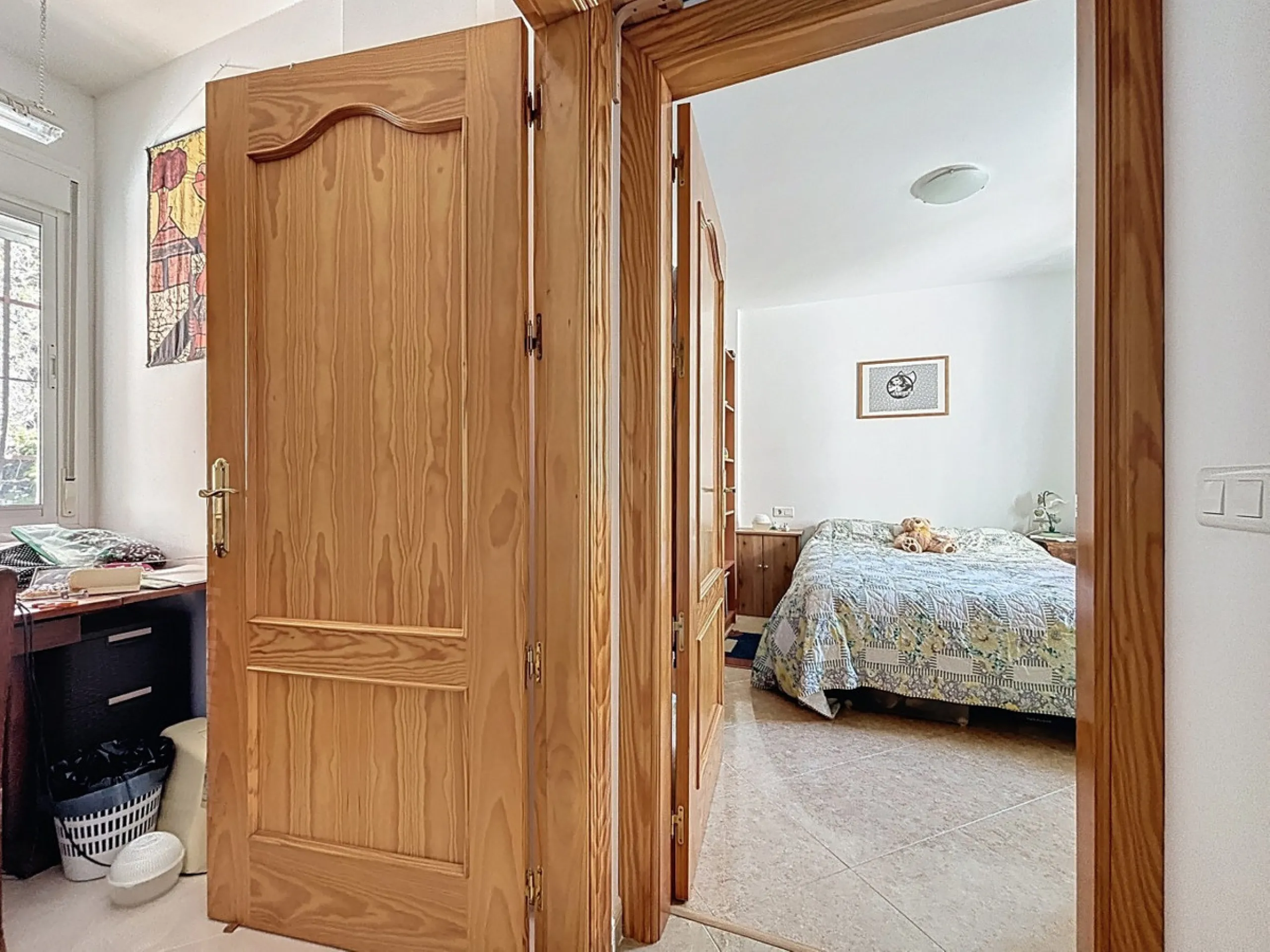 Nestled in the gentle hills of Canillas de Aceituno, this inviting chalet is a true retreat for nature lovers, those seeking peace, and families alike. Surrounded by approximately 5,000 m2 of private land, it offers breathtaking panoramic views of the uns