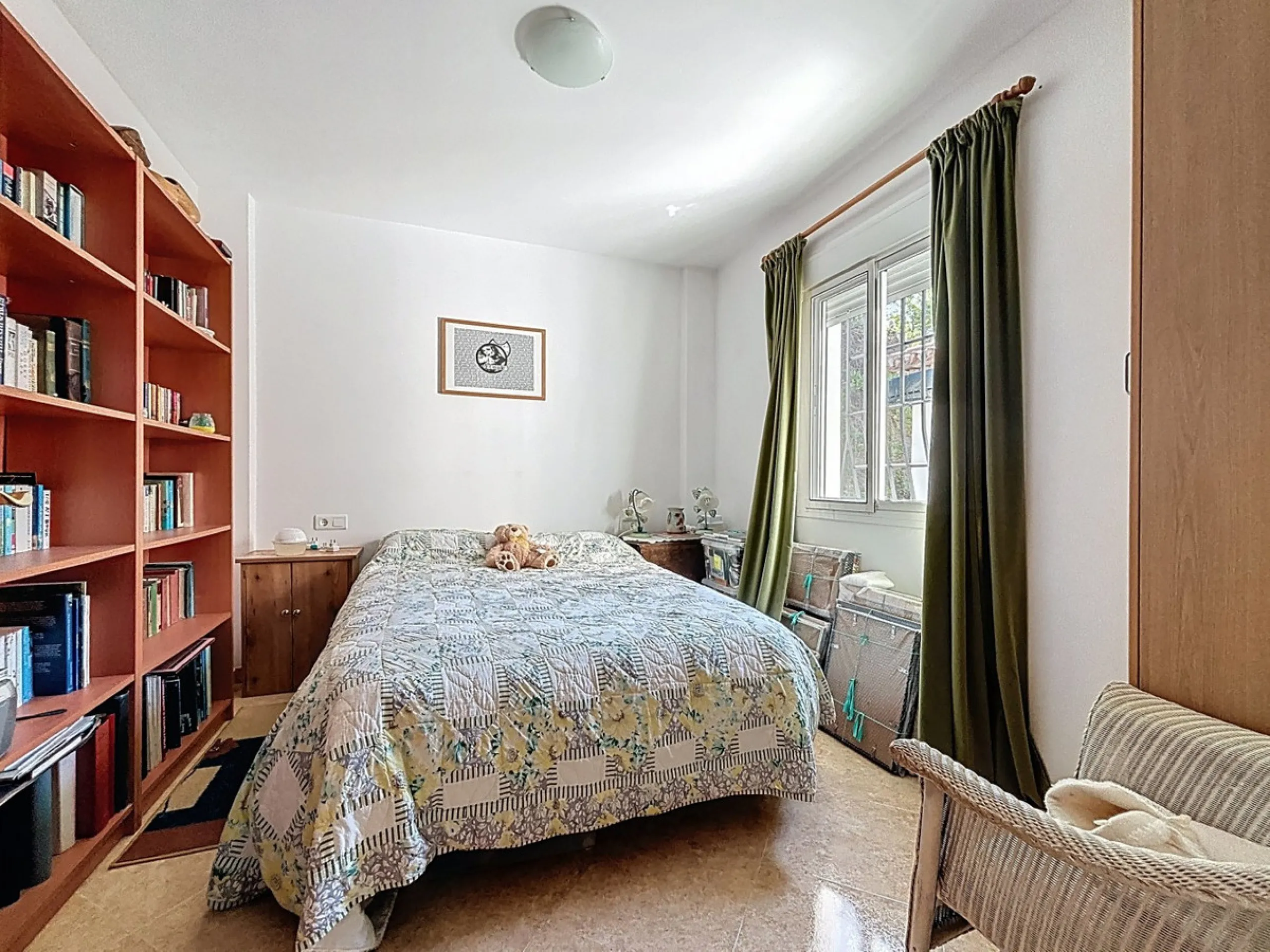Nestled in the gentle hills of Canillas de Aceituno, this inviting chalet is a true retreat for nature lovers, those seeking peace, and families alike. Surrounded by approximately 5,000 m2 of private land, it offers breathtaking panoramic views of the uns
