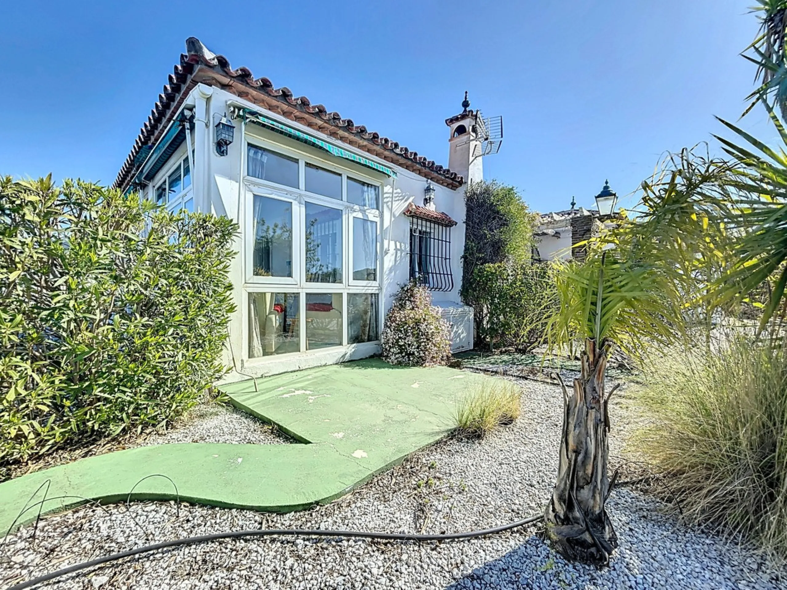 Nestled in the gentle hills of Canillas de Aceituno, this inviting chalet is a true retreat for nature lovers, those seeking peace, and families alike. Surrounded by approximately 5,000 m2 of private land, it offers breathtaking panoramic views of the uns