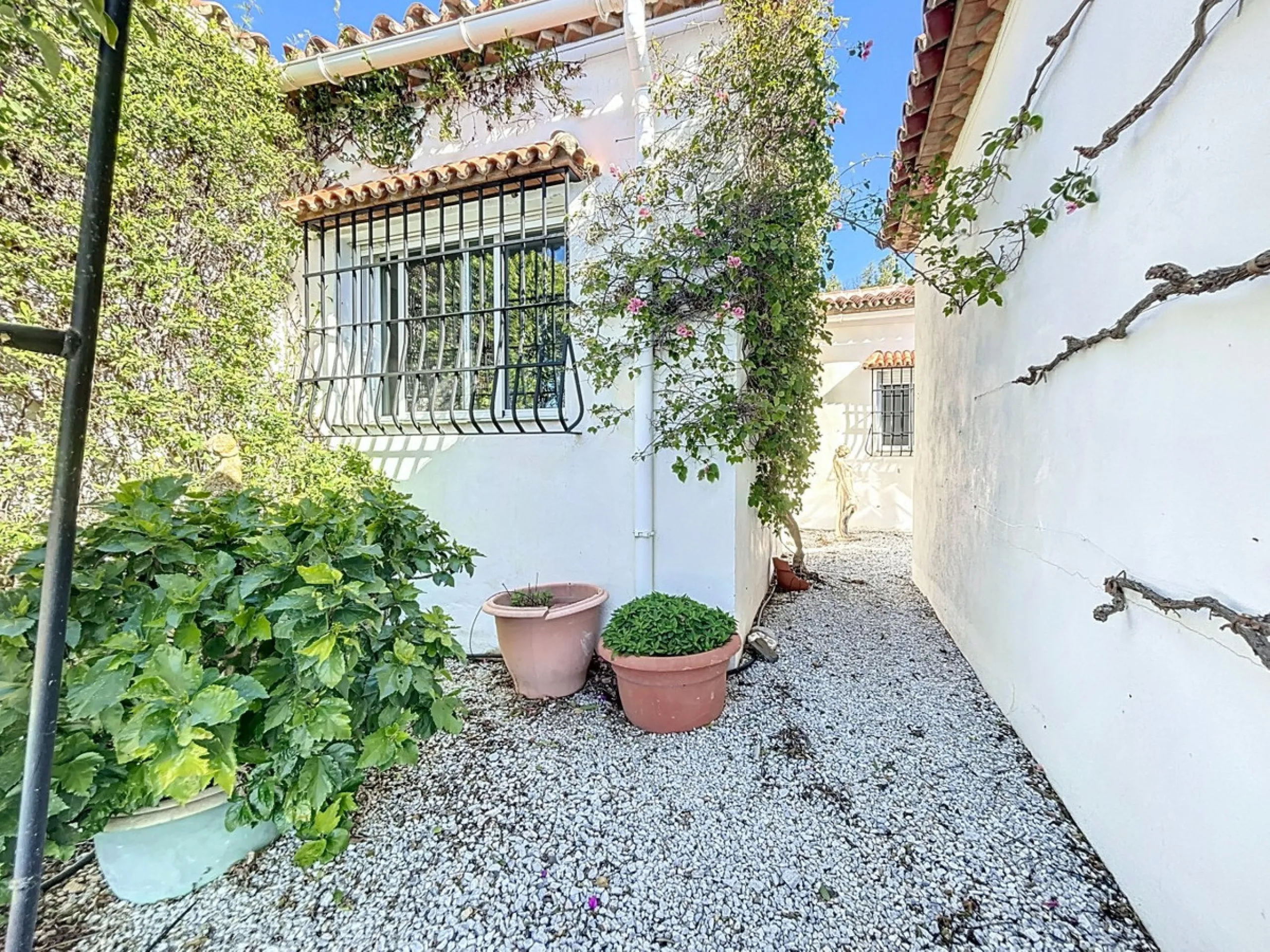 Nestled in the gentle hills of Canillas de Aceituno, this inviting chalet is a true retreat for nature lovers, those seeking peace, and families alike. Surrounded by approximately 5,000 m2 of private land, it offers breathtaking panoramic views of the uns