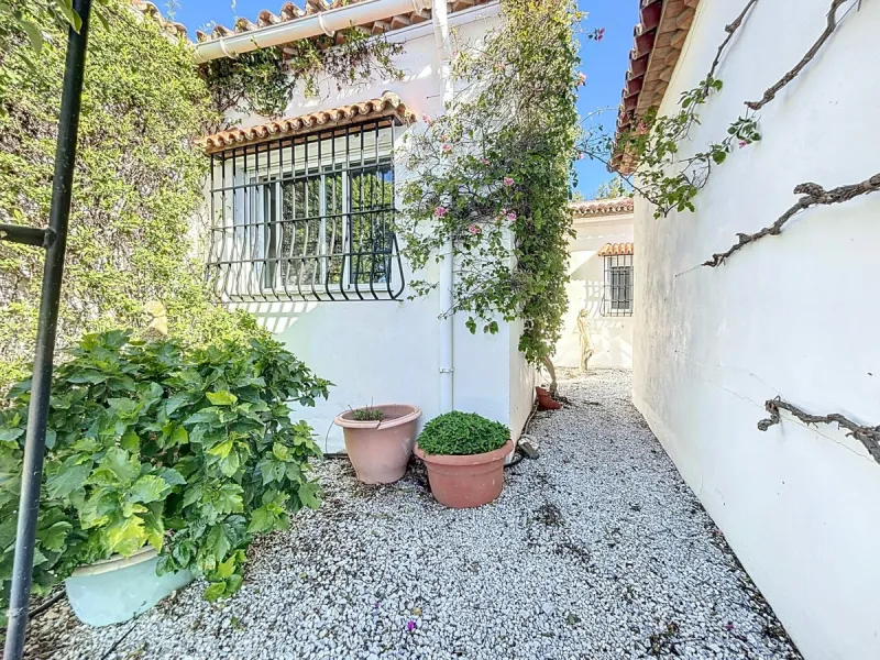Nestled in the gentle hills of Canillas de Aceituno, this inviting chalet is a true retreat for nature lovers, those seeking peace, and families alike. Surrounded by approximately 5,000 m2 of private land, it offers breathtaking panoramic views of the uns