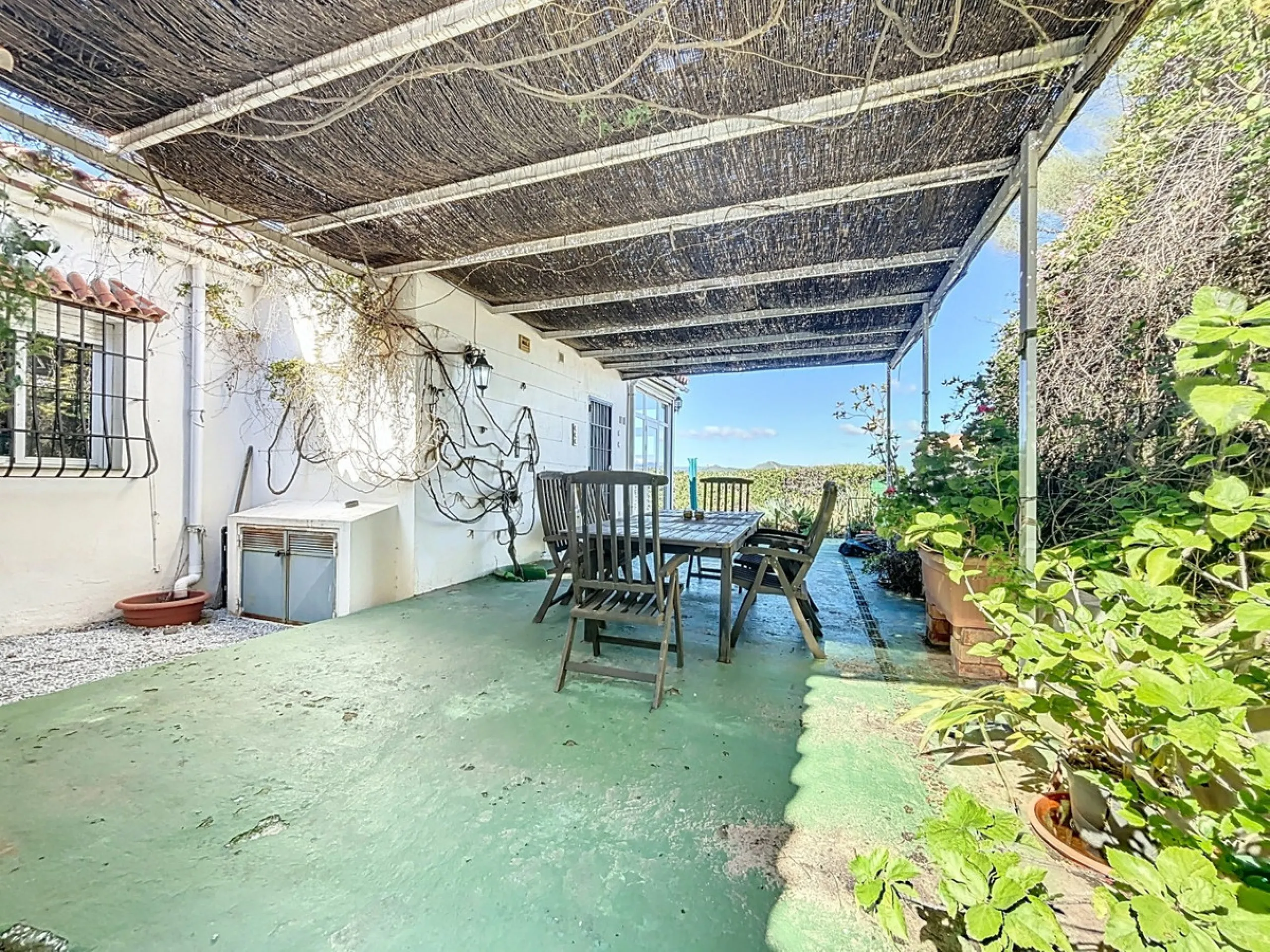 Nestled in the gentle hills of Canillas de Aceituno, this inviting chalet is a true retreat for nature lovers, those seeking peace, and families alike. Surrounded by approximately 5,000 m2 of private land, it offers breathtaking panoramic views of the uns