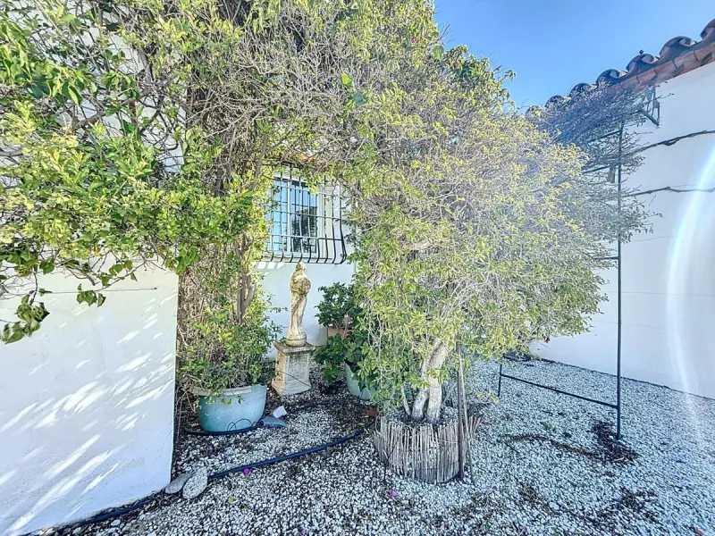 Nestled in the gentle hills of Canillas de Aceituno, this inviting chalet is a true retreat for nature lovers, those seeking peace, and families alike. Surrounded by approximately 5,000 m2 of private land, it offers breathtaking panoramic views of the uns
