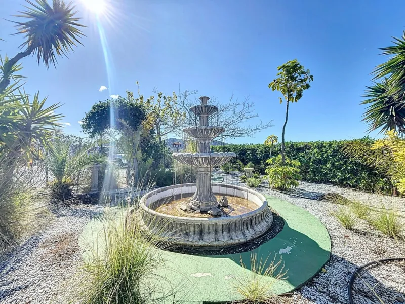 Nestled in the gentle hills of Canillas de Aceituno, this inviting chalet is a true retreat for nature lovers, those seeking peace, and families alike. Surrounded by approximately 5,000 m2 of private land, it offers breathtaking panoramic views of the uns