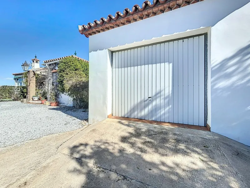Nestled in the gentle hills of Canillas de Aceituno, this inviting chalet is a true retreat for nature lovers, those seeking peace, and families alike. Surrounded by approximately 5,000 m2 of private land, it offers breathtaking panoramic views of the uns