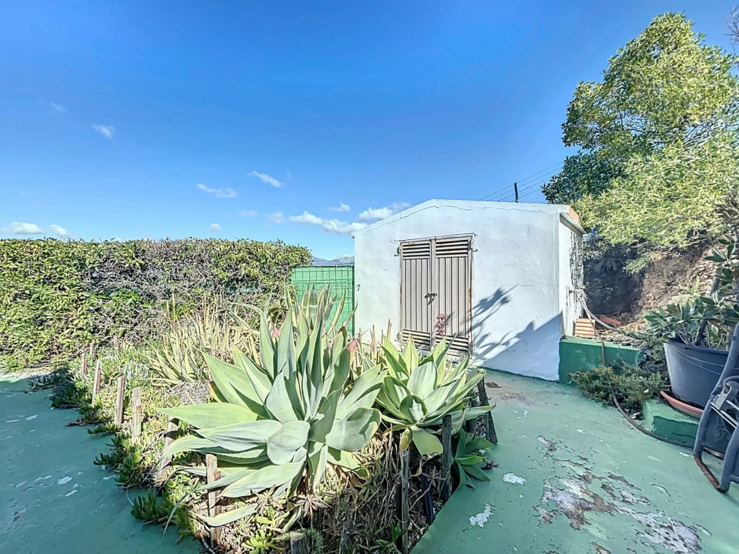 Nestled in the gentle hills of Canillas de Aceituno, this inviting chalet is a true retreat for nature lovers, those seeking peace, and families alike. Surrounded by approximately 5,000 m2 of private land, it offers breathtaking panoramic views of the uns