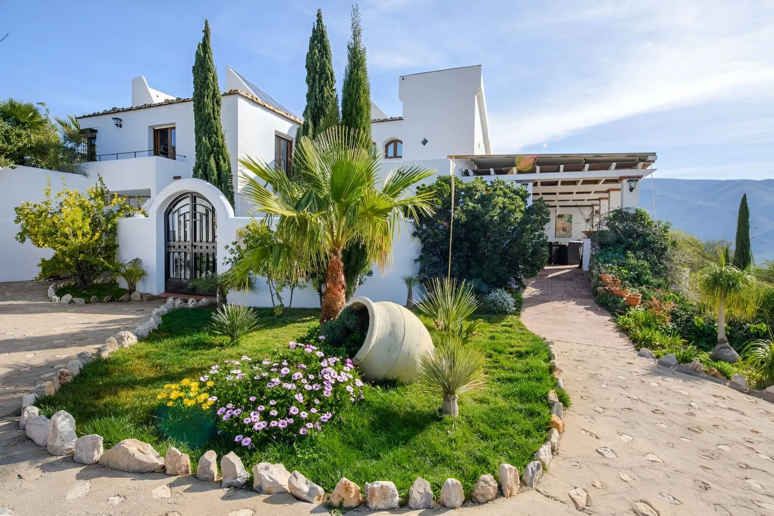 New on the market! Nestled amidst the serene landscapes of the Costa del Sol - Lanjarón, this beautiful finca offers an unparalleled blend of rustic charm and modern comfort. This exquisite property serves as a haven for those seeking a peaceful retreat w