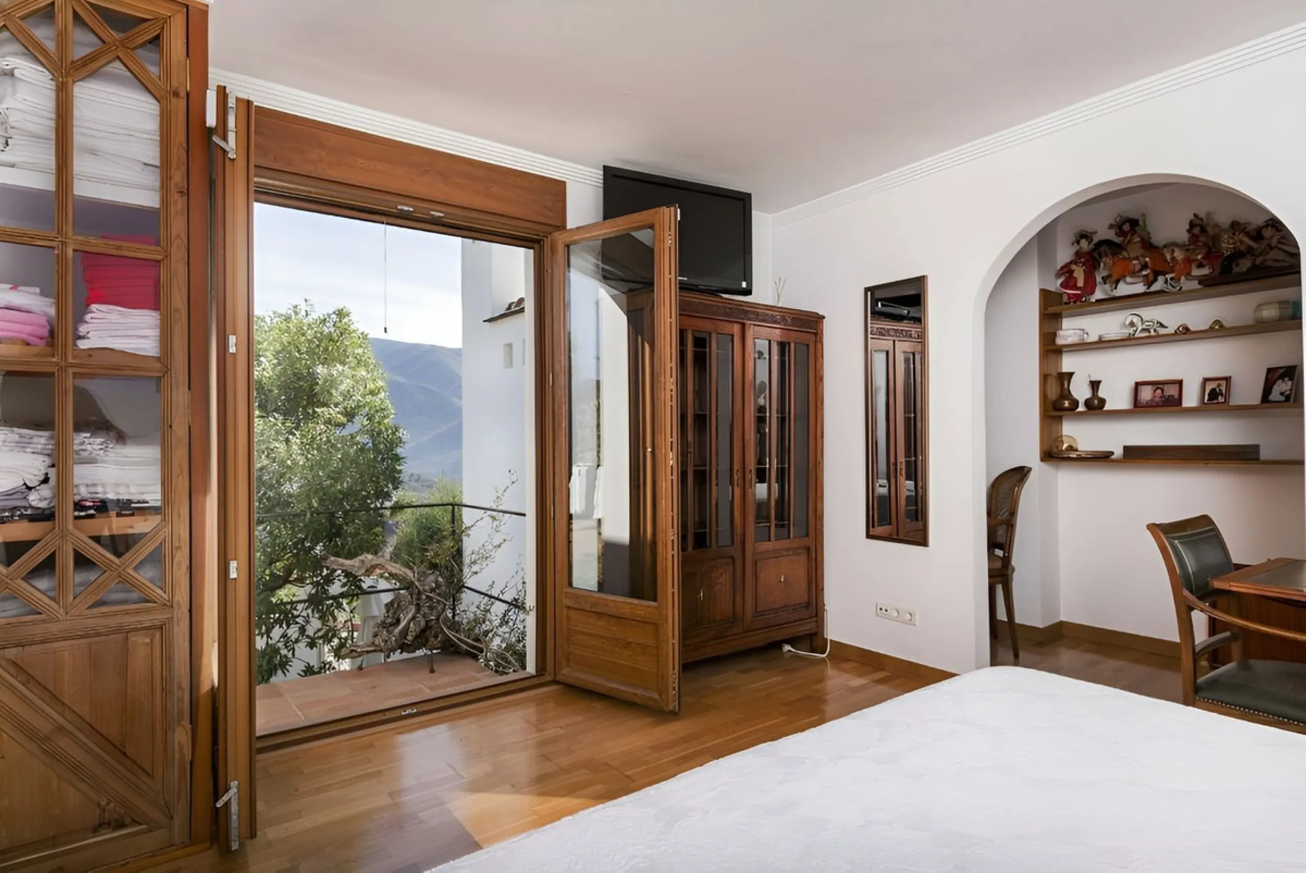 New on the market! Nestled amidst the serene landscapes of the Costa del Sol - Lanjarón, this beautiful finca offers an unparalleled blend of rustic charm and modern comfort. This exquisite property serves as a haven for those seeking a peaceful retreat w