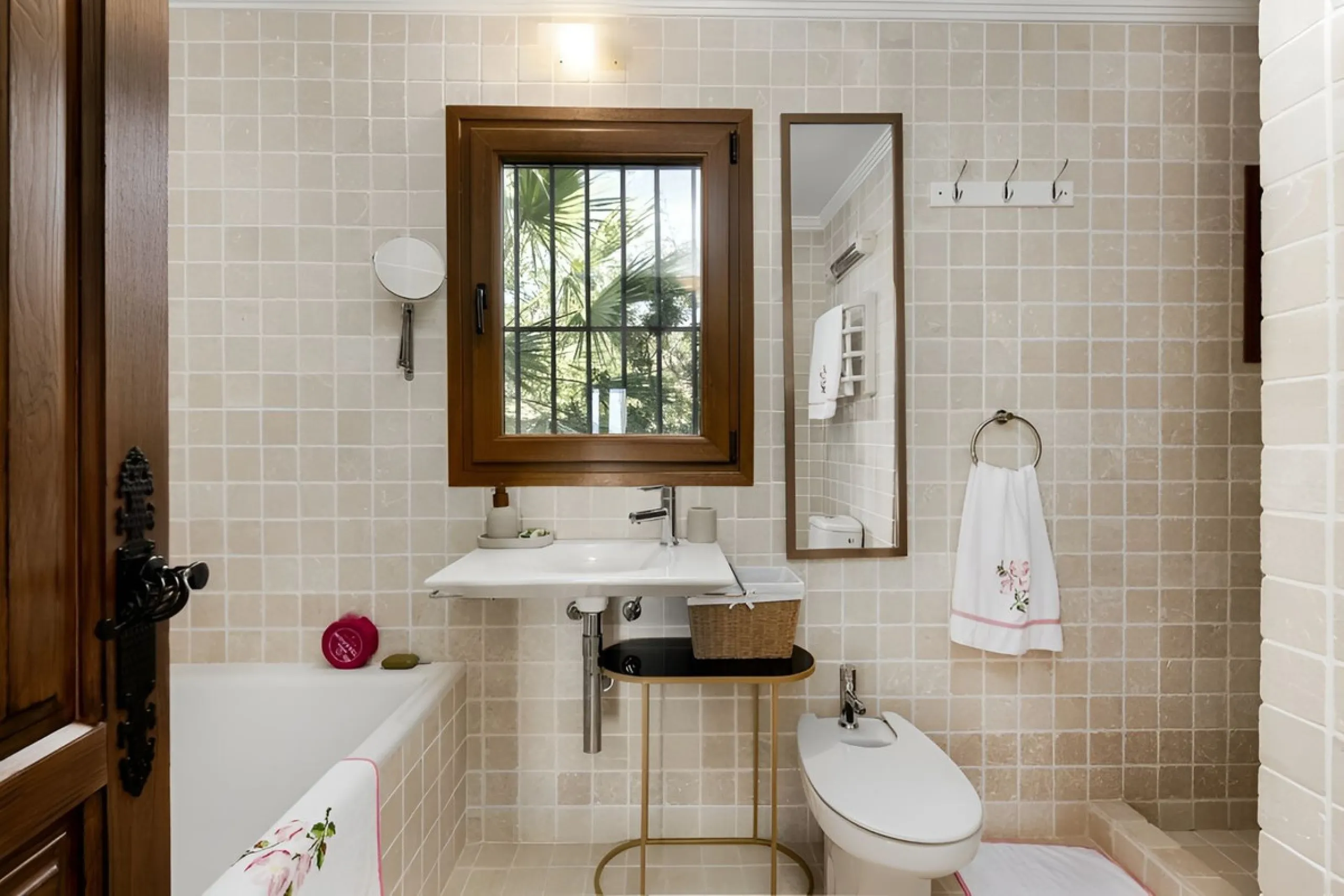 New on the market! Nestled amidst the serene landscapes of the Costa del Sol - Lanjarón, this beautiful finca offers an unparalleled blend of rustic charm and modern comfort. This exquisite property serves as a haven for those seeking a peaceful retreat w
