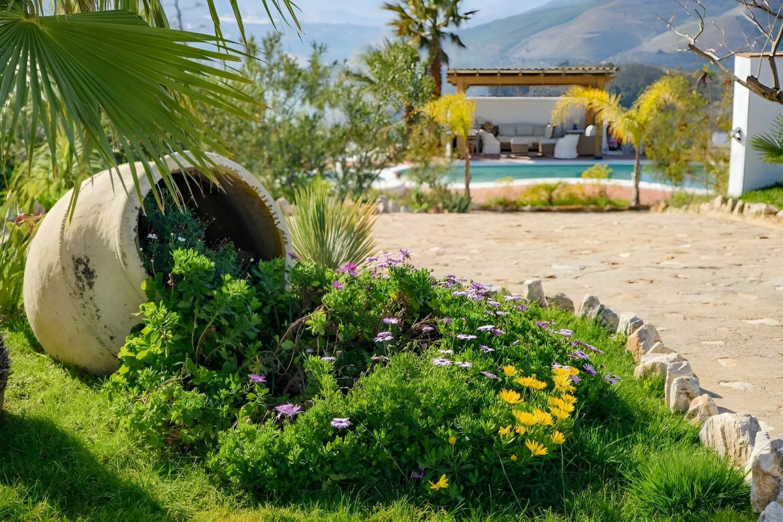 New on the market! Nestled amidst the serene landscapes of the Costa del Sol - Lanjarón, this beautiful finca offers an unparalleled blend of rustic charm and modern comfort. This exquisite property serves as a haven for those seeking a peaceful retreat w