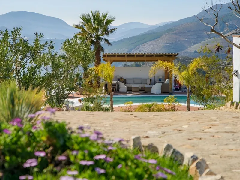 New on the market! Nestled amidst the serene landscapes of the Costa del Sol - Lanjarón, this beautiful finca offers an unparalleled blend of rustic charm and modern comfort. This exquisite property serves as a haven for those seeking a peaceful retreat w