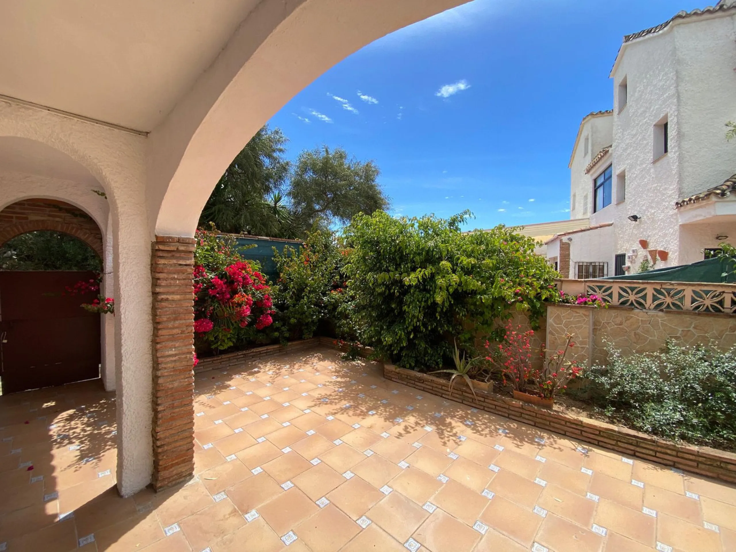 Discover this two-storey semi-detached house located in the quiet and well connected area of Calypso, in Calahonda (Mijas). The property has 4 bedrooms, 2 bathrooms, a large terrace, patio, solarium and garage both inside and outside, ideal for families o
