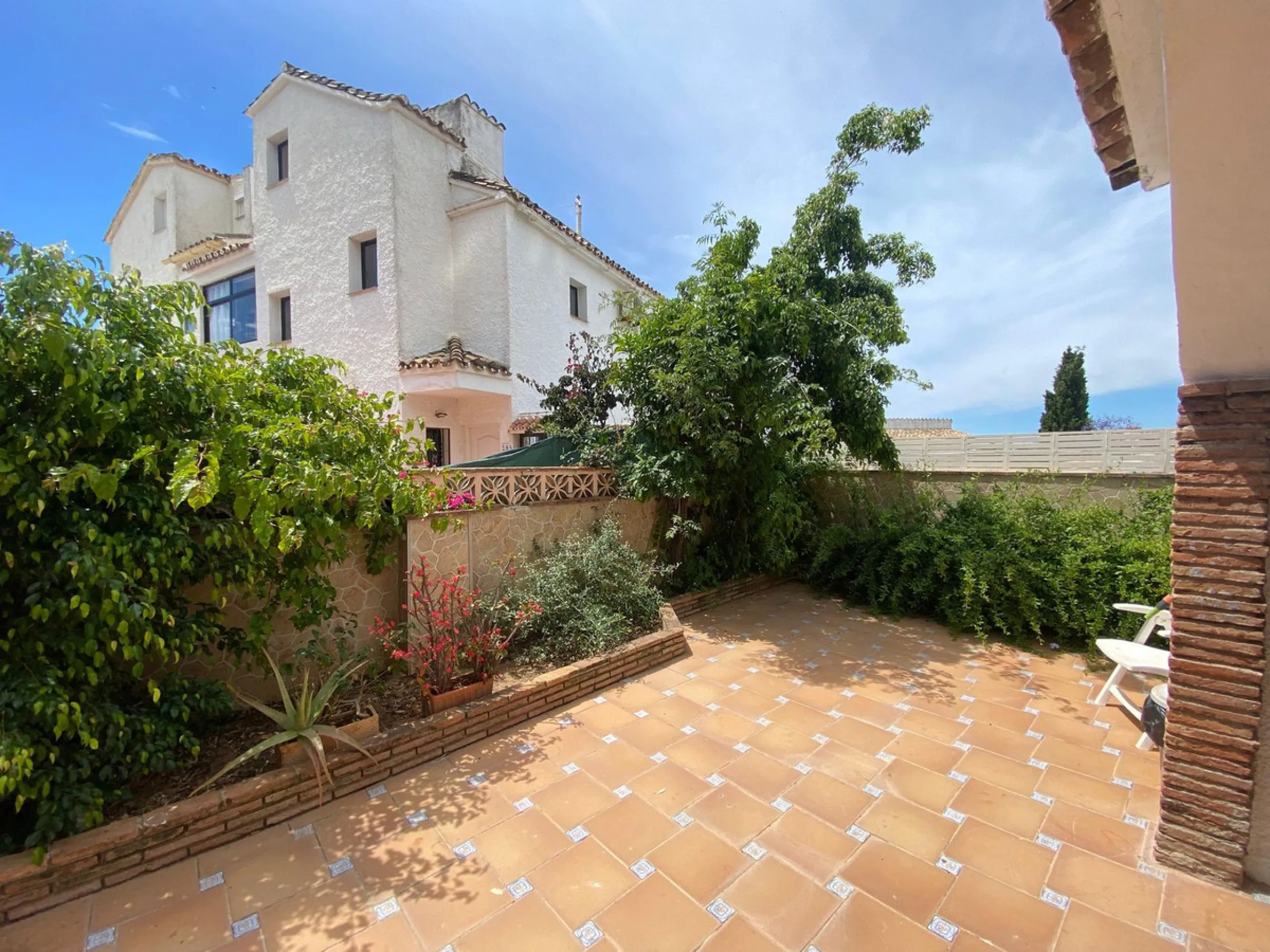 Discover this two-storey semi-detached house located in the quiet and well connected area of Calypso, in Calahonda (Mijas). The property has 4 bedrooms, 2 bathrooms, a large terrace, patio, solarium and garage both inside and outside, ideal for families o
