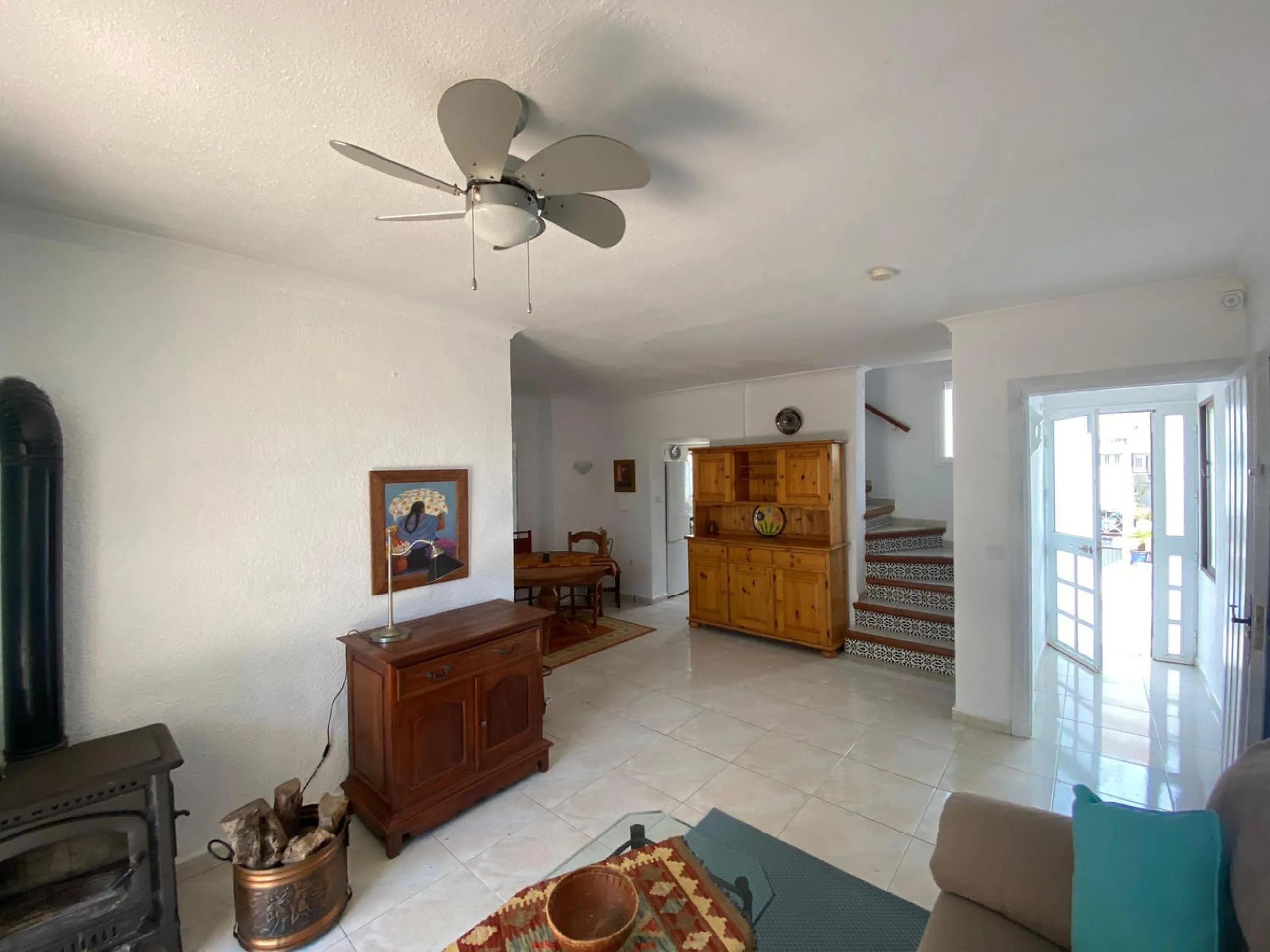 Discover this two-storey semi-detached house located in the quiet and well connected area of Calypso, in Calahonda (Mijas). The property has 4 bedrooms, 2 bathrooms, a large terrace, patio, solarium and garage both inside and outside, ideal for families o