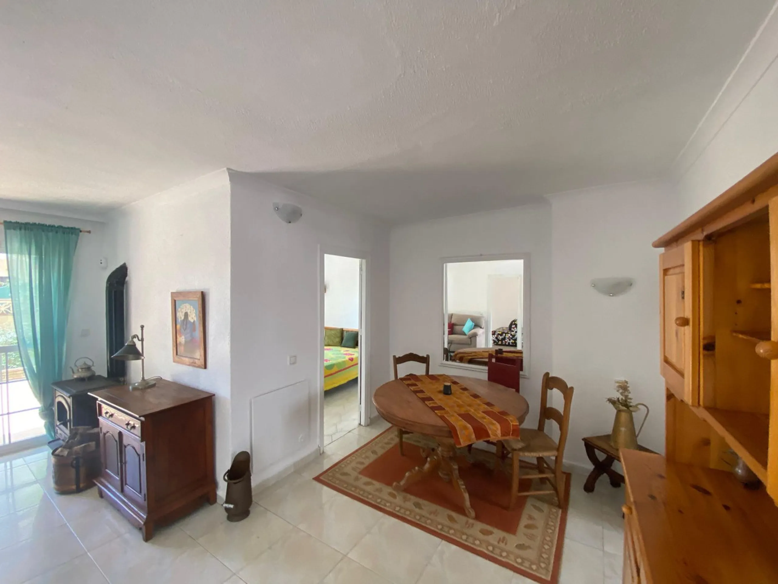 Discover this two-storey semi-detached house located in the quiet and well connected area of Calypso, in Calahonda (Mijas). The property has 4 bedrooms, 2 bathrooms, a large terrace, patio, solarium and garage both inside and outside, ideal for families o