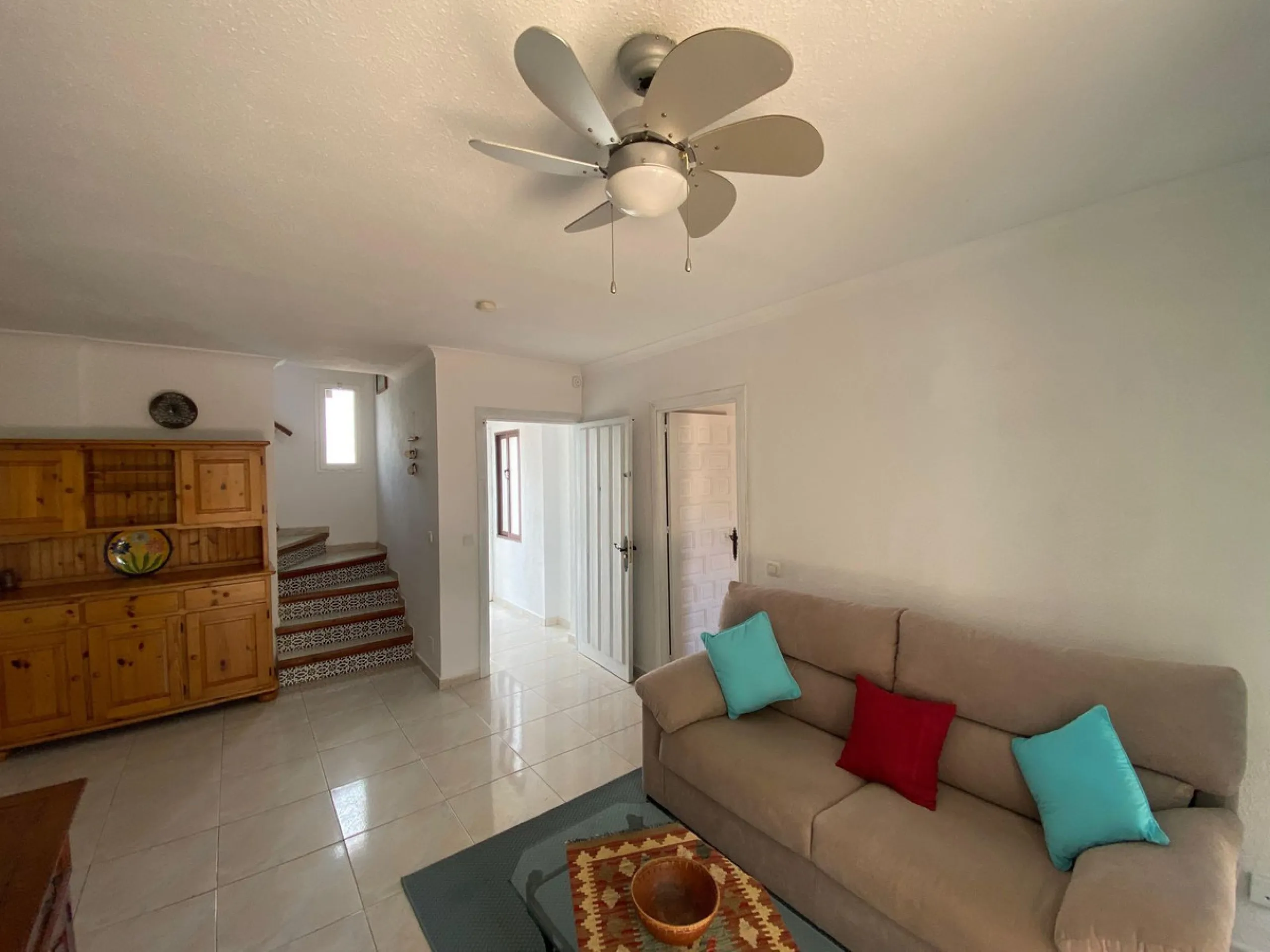 Discover this two-storey semi-detached house located in the quiet and well connected area of Calypso, in Calahonda (Mijas). The property has 4 bedrooms, 2 bathrooms, a large terrace, patio, solarium and garage both inside and outside, ideal for families o