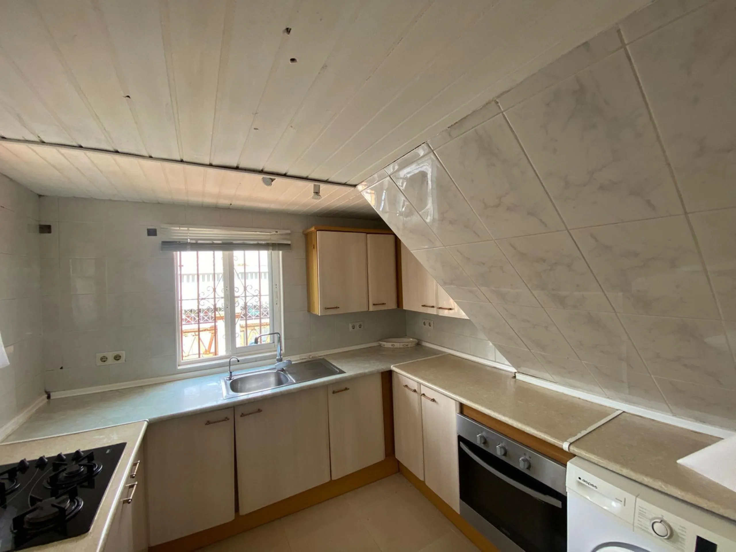 Discover this two-storey semi-detached house located in the quiet and well connected area of Calypso, in Calahonda (Mijas). The property has 4 bedrooms, 2 bathrooms, a large terrace, patio, solarium and garage both inside and outside, ideal for families o