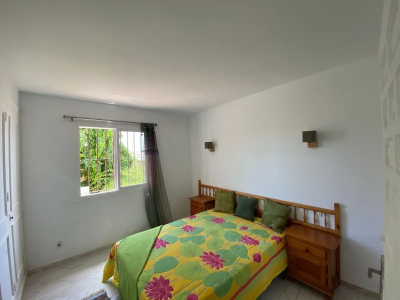 Discover this two-storey semi-detached house located in the quiet and well connected area of Calypso, in Calahonda (Mijas). The property has 4 bedrooms, 2 bathrooms, a large terrace, patio, solarium and garage both inside and outside, ideal for families o