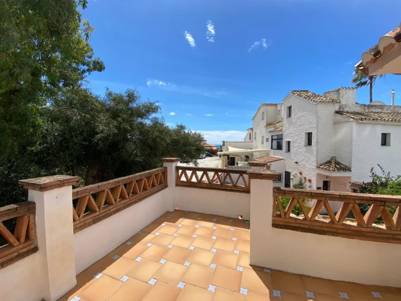 Discover this two-storey semi-detached house located in the quiet and well connected area of Calypso, in Calahonda (Mijas). The property has 4 bedrooms, 2 bathrooms, a large terrace, patio, solarium and garage both inside and outside, ideal for families o