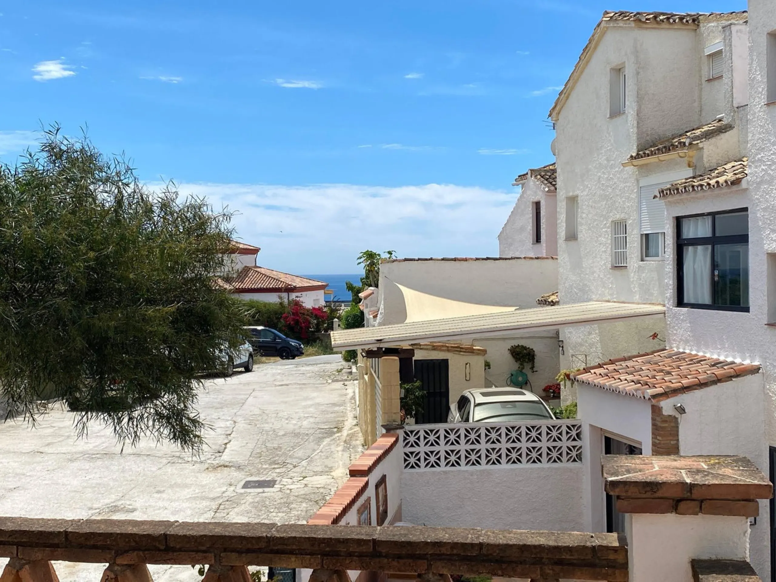Discover this two-storey semi-detached house located in the quiet and well connected area of Calypso, in Calahonda (Mijas). The property has 4 bedrooms, 2 bathrooms, a large terrace, patio, solarium and garage both inside and outside, ideal for families o
