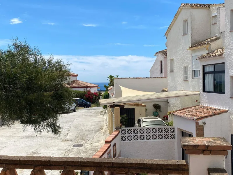 Discover this two-storey semi-detached house located in the quiet and well connected area of Calypso, in Calahonda (Mijas). The property has 4 bedrooms, 2 bathrooms, a large terrace, patio, solarium and garage both inside and outside, ideal for families o