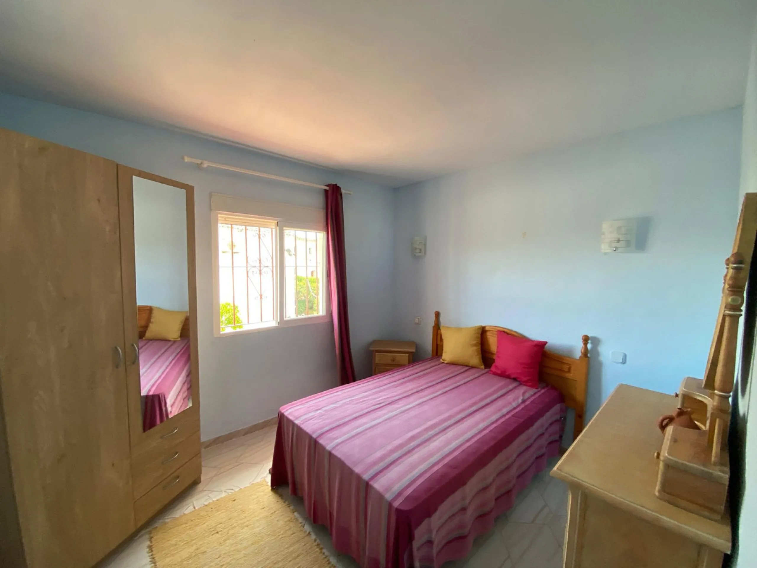 Discover this two-storey semi-detached house located in the quiet and well connected area of Calypso, in Calahonda (Mijas). The property has 4 bedrooms, 2 bathrooms, a large terrace, patio, solarium and garage both inside and outside, ideal for families o