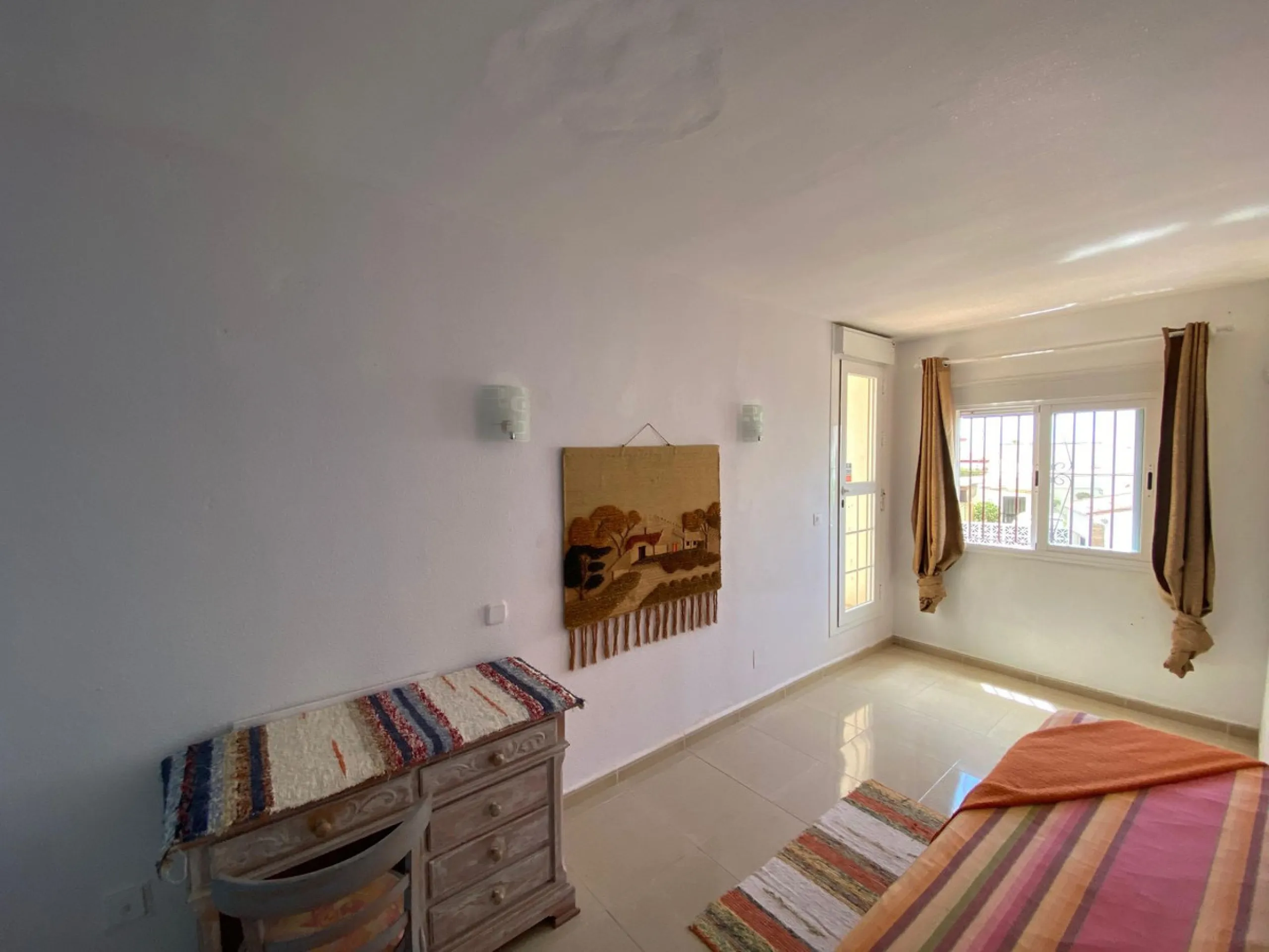 Discover this two-storey semi-detached house located in the quiet and well connected area of Calypso, in Calahonda (Mijas). The property has 4 bedrooms, 2 bathrooms, a large terrace, patio, solarium and garage both inside and outside, ideal for families o