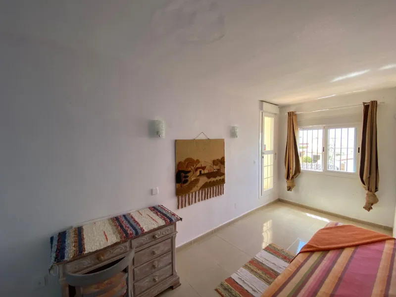 Discover this two-storey semi-detached house located in the quiet and well connected area of Calypso, in Calahonda (Mijas). The property has 4 bedrooms, 2 bathrooms, a large terrace, patio, solarium and garage both inside and outside, ideal for families o