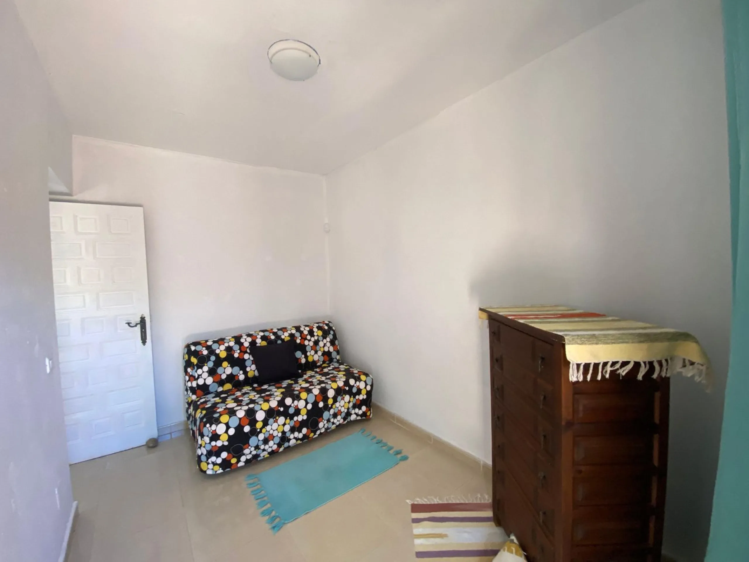 Discover this two-storey semi-detached house located in the quiet and well connected area of Calypso, in Calahonda (Mijas). The property has 4 bedrooms, 2 bathrooms, a large terrace, patio, solarium and garage both inside and outside, ideal for families o