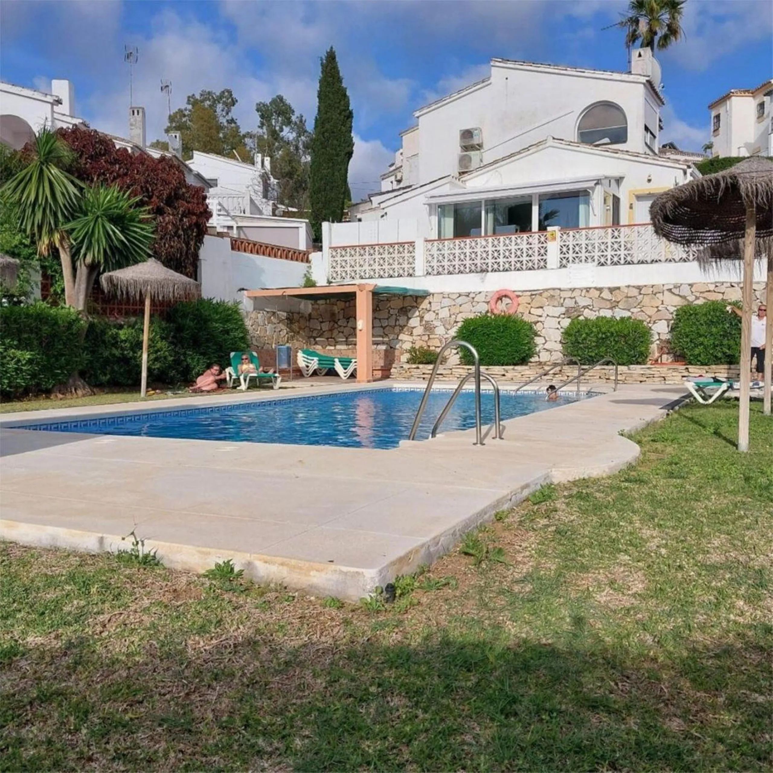 Discover this two-storey semi-detached house located in the quiet and well connected area of Calypso, in Calahonda (Mijas). The property has 4 bedrooms, 2 bathrooms, a large terrace, patio, solarium and garage both inside and outside, ideal for families o
