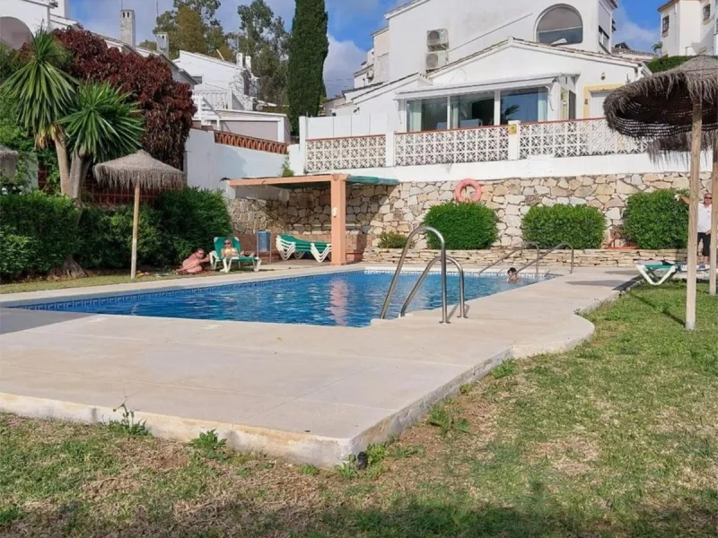 Discover this two-storey semi-detached house located in the quiet and well connected area of Calypso, in Calahonda (Mijas). The property has 4 bedrooms, 2 bathrooms, a large terrace, patio, solarium and garage both inside and outside, ideal for families o