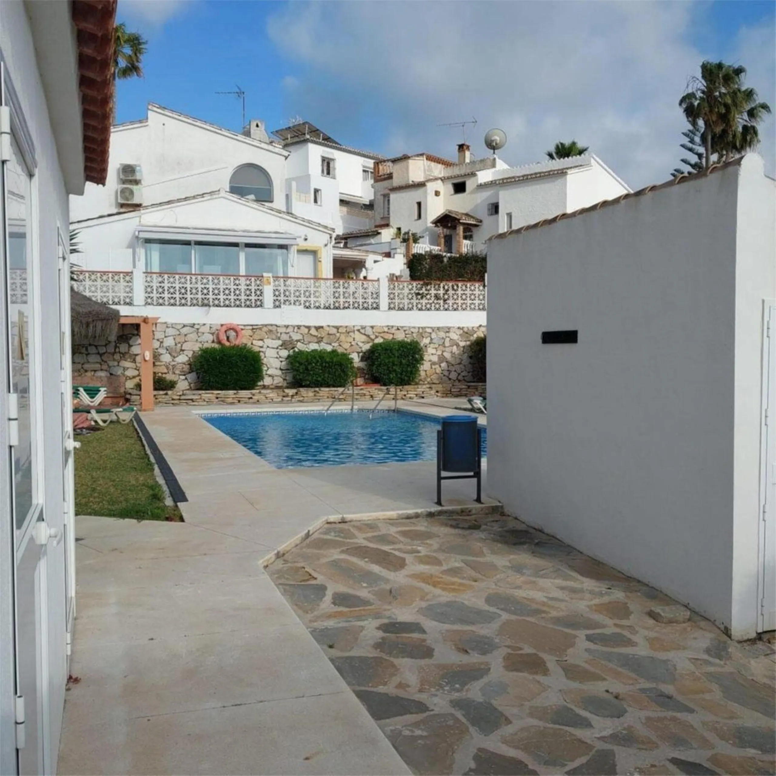 Discover this two-storey semi-detached house located in the quiet and well connected area of Calypso, in Calahonda (Mijas). The property has 4 bedrooms, 2 bathrooms, a large terrace, patio, solarium and garage both inside and outside, ideal for families o