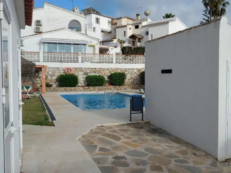 Discover this two-storey semi-detached house located in the quiet and well connected area of Calypso, in Calahonda (Mijas). The property has 4 bedrooms, 2 bathrooms, a large terrace, patio, solarium and garage both inside and outside, ideal for families o