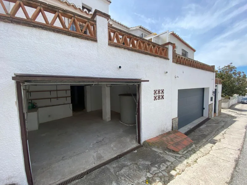Discover this two-storey semi-detached house located in the quiet and well connected area of Calypso, in Calahonda (Mijas). The property has 4 bedrooms, 2 bathrooms, a large terrace, patio, solarium and garage both inside and outside, ideal for families o