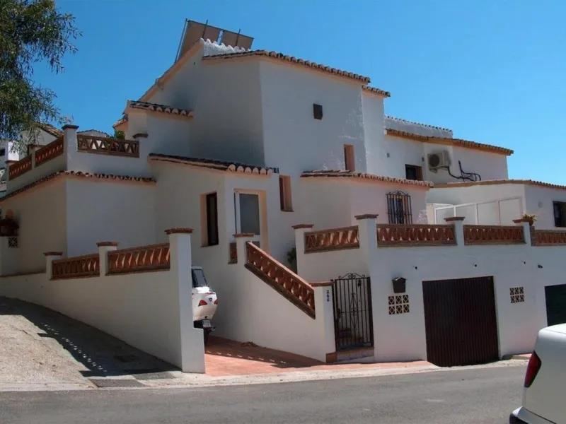 Discover this two-storey semi-detached house located in the quiet and well connected area of Calypso, in Calahonda (Mijas). The property has 4 bedrooms, 2 bathrooms, a large terrace, patio, solarium and garage both inside and outside, ideal for families o