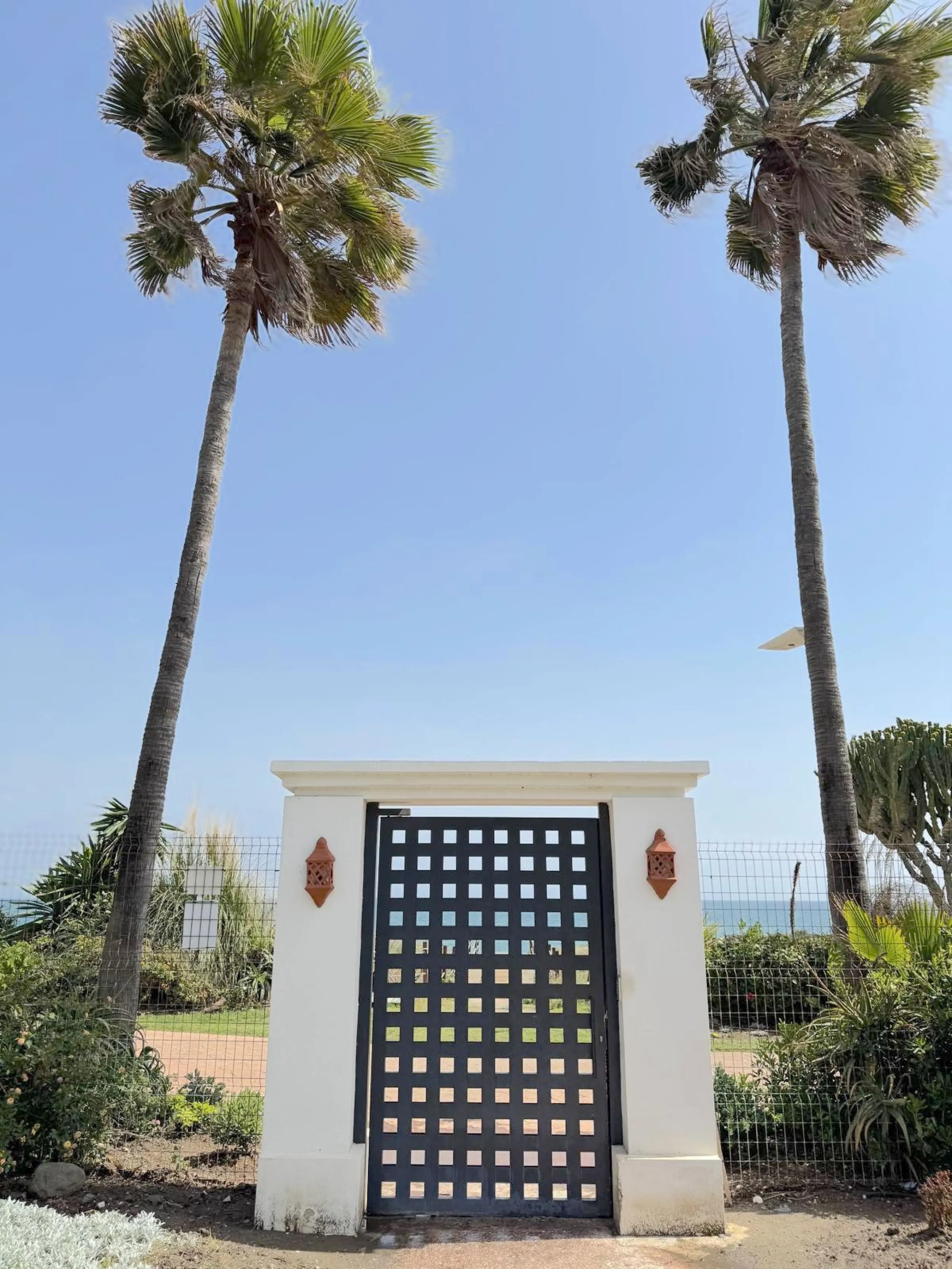 We present this extraordinary property located in the prestigious Costalita Urbanization, in the heart of the New Golden Mile of Estepona, one of the most sought-after destinations on the Costa del Sol. This elegant and spacious ground-floor apartment off