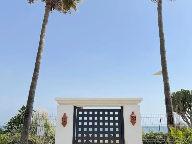 We present this extraordinary property located in the prestigious Costalita Urbanization, in the heart of the New Golden Mile of Estepona, one of the most sought-after destinations on the Costa del Sol. This elegant and spacious ground-floor apartment off
