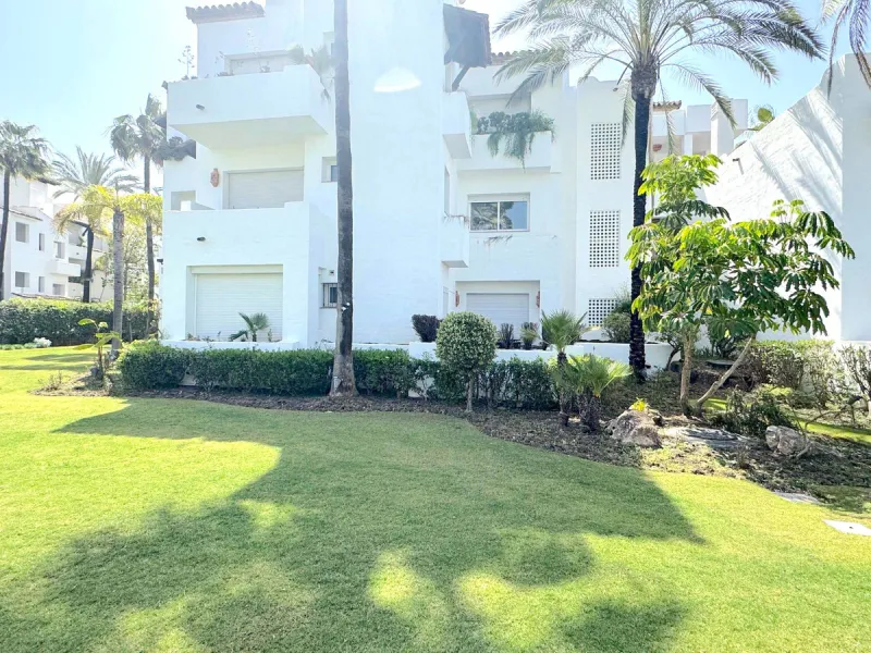 We present this extraordinary property located in the prestigious Costalita Urbanization, in the heart of the New Golden Mile of Estepona, one of the most sought-after destinations on the Costa del Sol. This elegant and spacious ground-floor apartment off