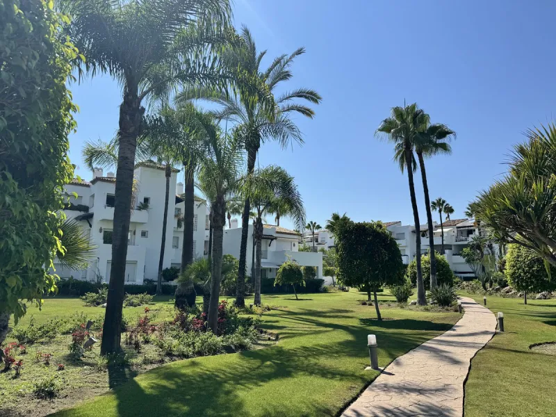 We present this extraordinary property located in the prestigious Costalita Urbanization, in the heart of the New Golden Mile of Estepona, one of the most sought-after destinations on the Costa del Sol. This elegant and spacious ground-floor apartment off