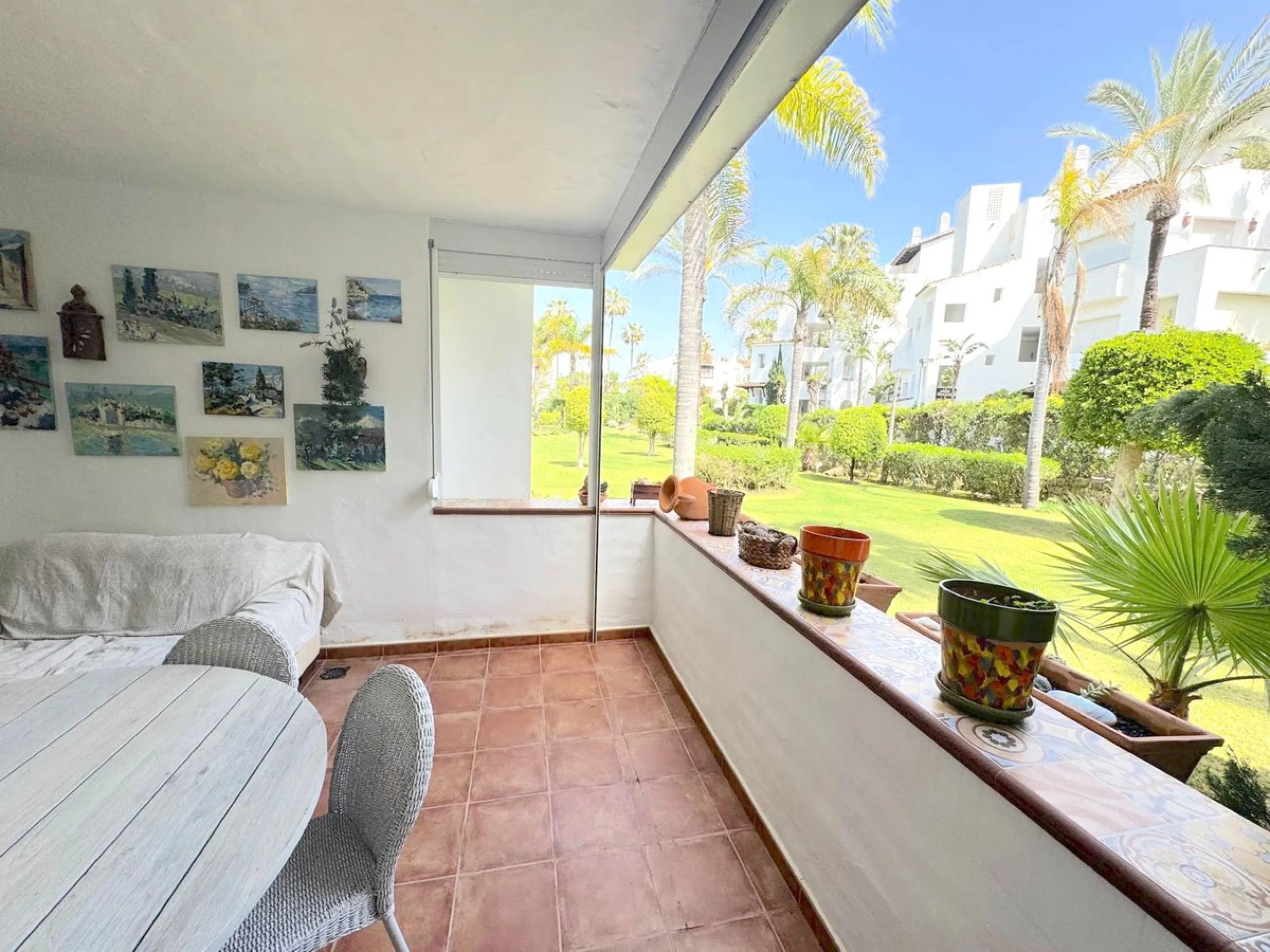 We present this extraordinary property located in the prestigious Costalita Urbanization, in the heart of the New Golden Mile of Estepona, one of the most sought-after destinations on the Costa del Sol. This elegant and spacious ground-floor apartment off