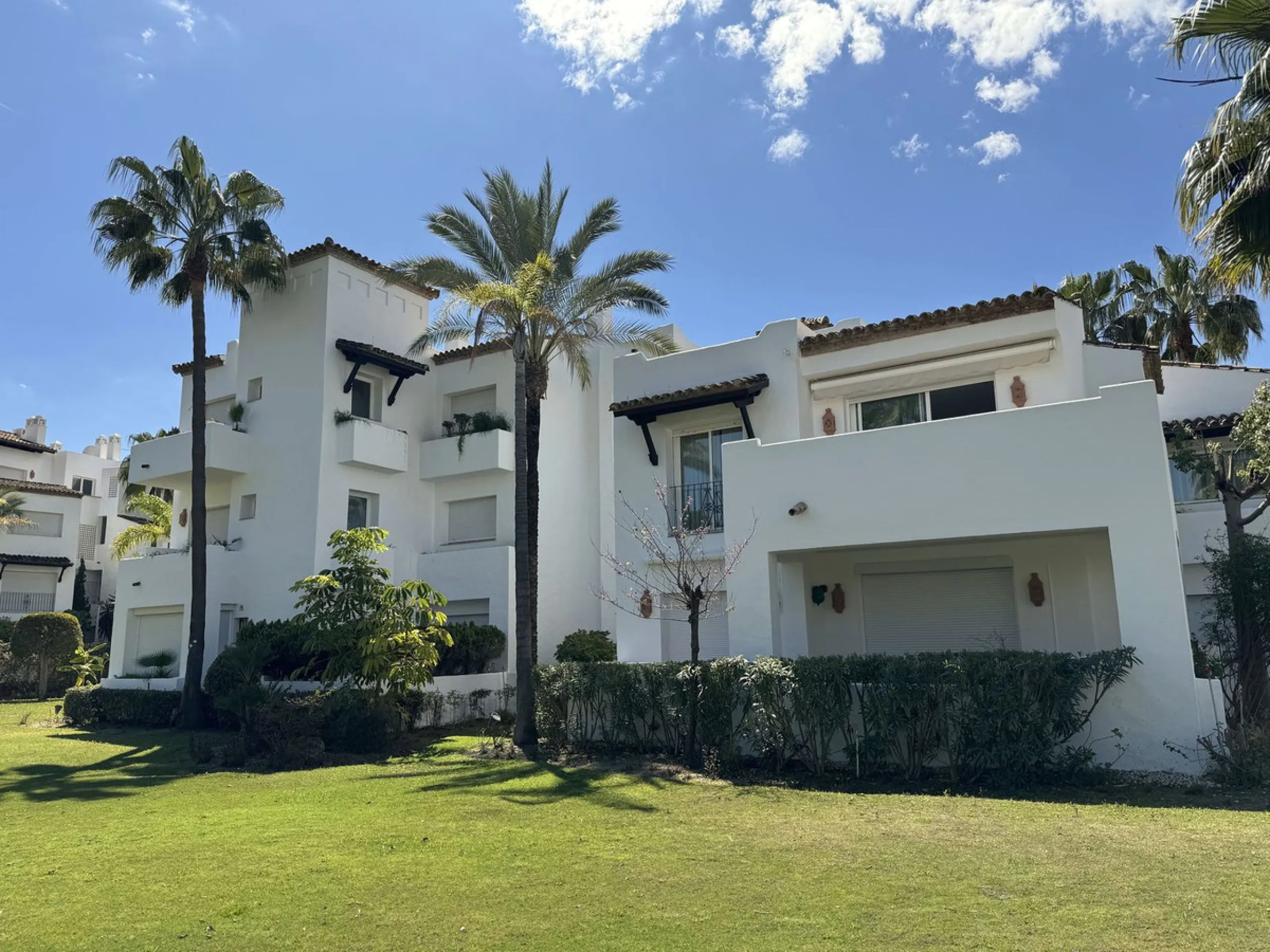 We present this extraordinary property located in the prestigious Costalita Urbanization, in the heart of the New Golden Mile of Estepona, one of the most sought-after destinations on the Costa del Sol. This elegant and spacious ground-floor apartment off